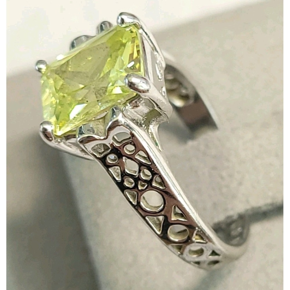 Lia Sophia Sz 6.75 Lime Green Emerald Cut Crystal Ring Silver Tone Openwork